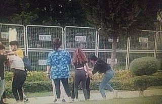 Liseli kız öğrenciler okul çıkışı parkta yumruk...