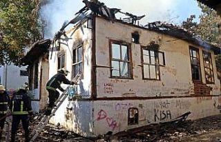 Mahalleliyi canından bezdiren metruk ev yangınları,...