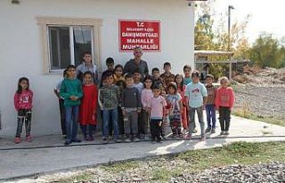 Malazgirt’te kırtasiye malzemesi dağıtımı