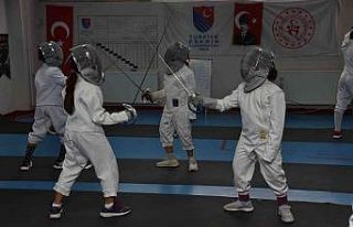 Manisa BBSK Başkanı Güzgülü eskrim takımıyla...