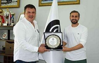 Manisa FK’dan Serkan Özbalta’ya plaket