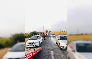 Manisa’da otomobilin camına merdiven çarptı:...