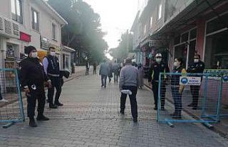 Manyas’ta pazara girişte maske ve Hes kontrolü