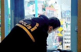 Markete kilitlenen hırsız eliyle camı kırıp kaçtı