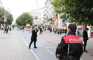 Maskesiz şahıs polisi görünce yüzünü şapkayla...