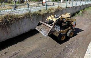 Melikgazi’de taşkın suyu kanalları temizleniyor