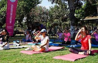 Meme kanserine yoga yaparak dikkat çektiler