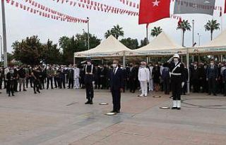 Mersin’de cumhuriyet kutlamaları çelenk sunumuyla...