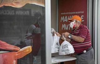 Mersin’de mahalle mutfaklarından 200 bin yemek...
