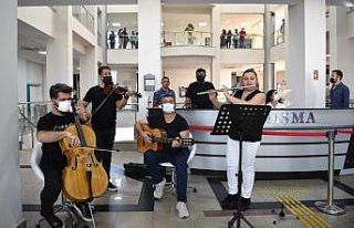 Mesaiye mini konserle başladılar