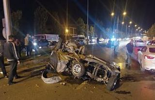 Metal yığınına dönen otomobilden sağ çıktı