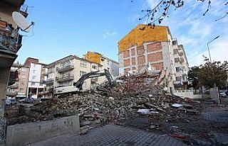 Metruk bina yıkımında ölümden döndü