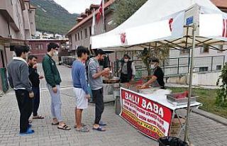 Mevlid Kandilinde lokma dağıtıldı