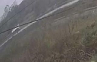 MHP kafilesini taşıyan midibüsün devrilme anı...