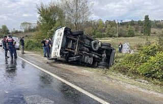 MHP’li kafileyi taşıyan midibüsün devrildiği...