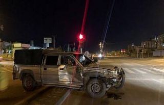 Minibüs ile hafif ticari araç kaza yaptı: 1 yaralı