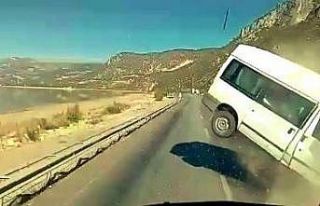 Minibüs ile kamyonetin kafa kafaya çarpıştığı...