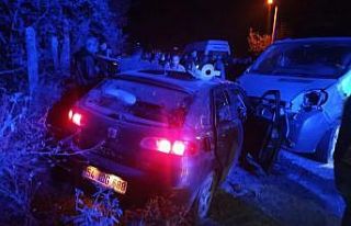Minibüs ile otomobil kafa kafaya çarpıştı: 6...