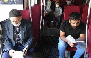 Minibüs şoförü kitap sevgisini yolcularına aşılıyor