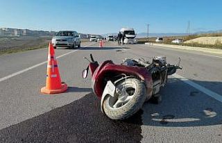 Minibüsle çarpışan motosiklet sürücüsünü...