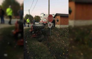 Minibüsle çarpışan traktör şarampole devrildi:...