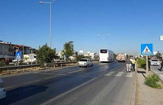 Minibüsten indi otomobilin altında kaldı