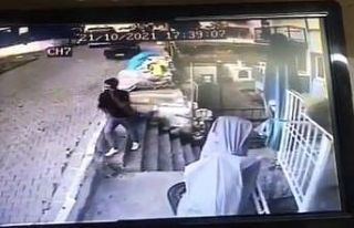 Minibüsün altında kalmaktan son anda kurtuldu