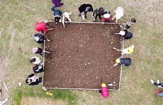 Minik arkeologlar kazı yaptı