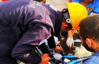 Minik çocuğun ayağı bisiklete sıkıştı, yardımına...