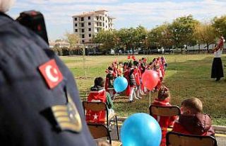 Minik öğrenciler jandarmada hem eğlendi hem eğitim...