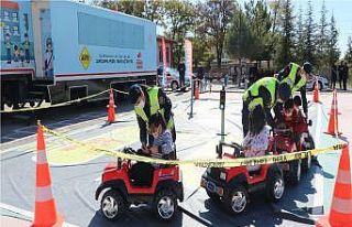 Minik öğrencilere ’Mobil Trafik Eğitim Tırı’...