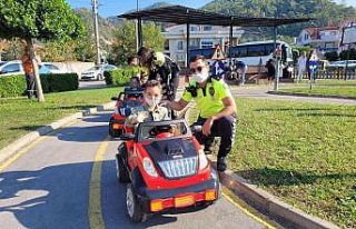Minik şoförler eğitim parkında eğlenerek öğrendi