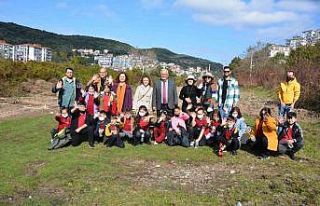 Minikler kazı yapıp buldukları eserleri müzeye...