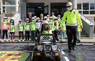Minikler polis kıyafeti giydi, trafik eğitimi aldı