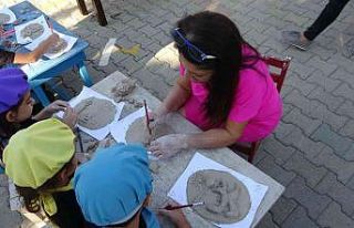 Minikler yanan ormanlara dikkat çekmek için seramik...