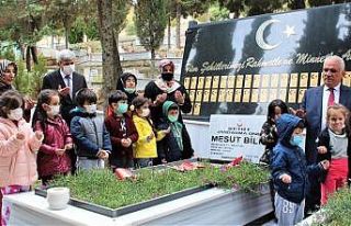 Miniklerden şehitliğe ziyaret