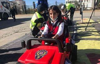 Mobil Trafik Eğitim Tırı Elazığ’da öğrencilerle...