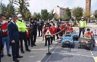 Mobil trafik eğitim tırı Siirt’te öğrencilerle...