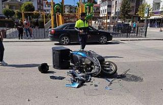 Motosiklet ile çarpışan kadın sürücü önce...