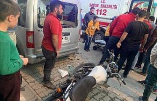 Motosiklet sürücüsü ticari araca duvara çarpar...