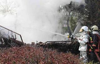 MTA bahçesindeki yangında soğutma çalışmaları...