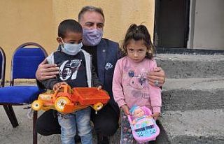 Muhsin abiden Karslı çocuklara oyuncak