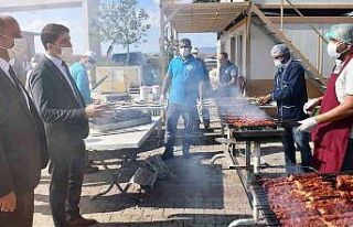 Muhtarlara kebap gibi kutlama