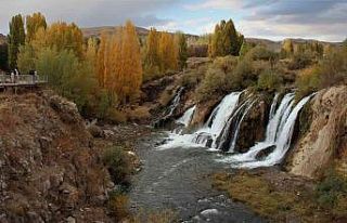 Muradiye Şelalesi’nde sonbahar güzelliği