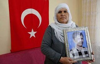 Muş’ta evlat nöbetini sürdüren anne, oğluna...