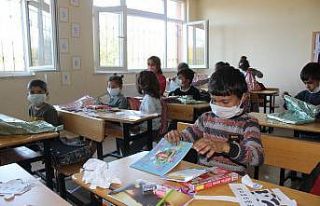 ‘Mutluluk Vagonu’ tarafından öğrencilere destek