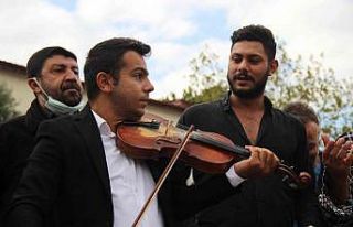 Müzisyenlerden Başkan Büyükakın’a kemanlı...