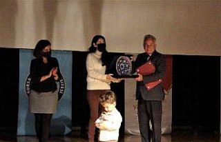 Nakil olup sahneye çocuklarıyla çıkıp emeği...