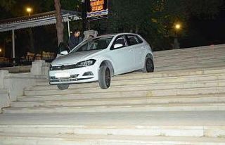 Navigasyona uydu, yolu karıştırdı pes etmedi merdivenlerde...