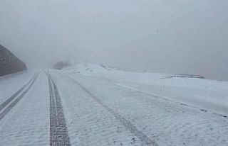 Nemrut Dağı zirvesine mevsimin ilk karı yağdı